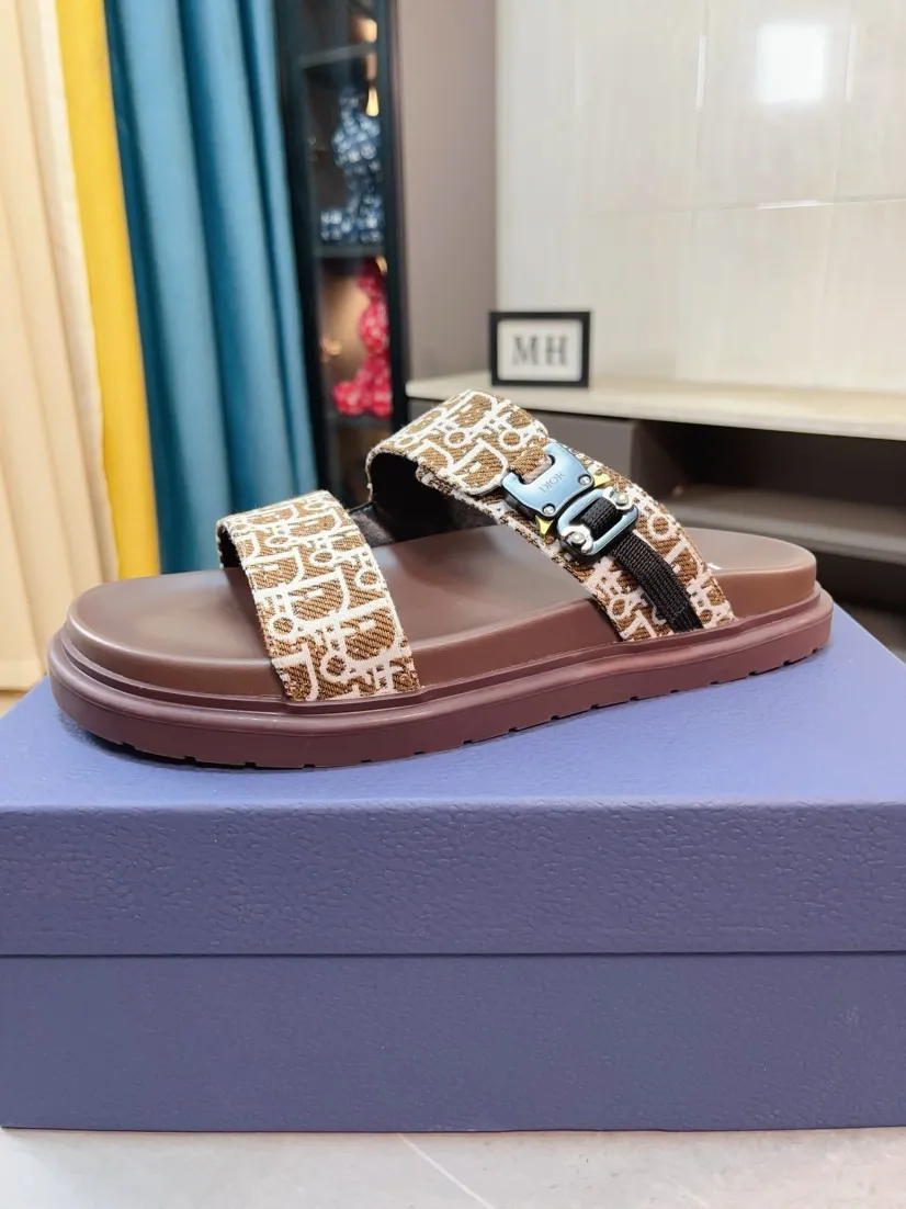Men's Men's Shoes 💰320🌸🌸Dior Aqua Men's Sandals Slippers. Showcasing Dior haute couture design. The Dior gray suede strap is accented with an aluminum Dior buckle for added style. Paired with a comfortable tonal notch sole, they pair easily with shorts or jeans for a sophisticated look. Main body: suede cow leather, technical fabric lining: cow leather, with adjustable straps, aluminum Dior buckle, Dior gray EVA insole, tonal notch rubber outsole splicing structure👌👌size: 38-44 (45.46 customized)